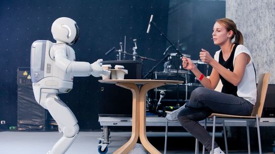 Robot Asimo je aj ochotným čašníkom.