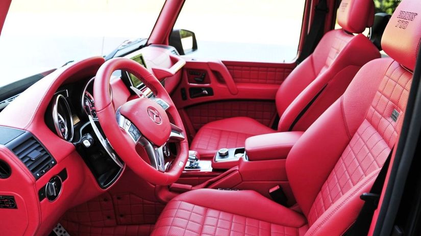 Exteriér je zušľachtený  ľahkými karbónovými...