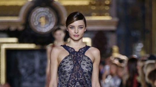 Topmodelka Miranda Kerr uzatvárala prehliadku...