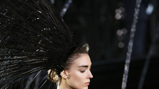 Modelka sa predvádza v kreácii dizajnéra Marca...