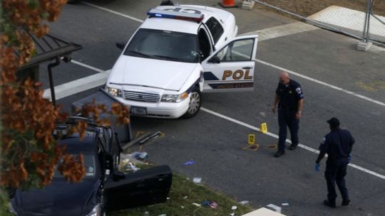 Ozbrojenci strieľali na neoznačené policajné auto. Jeden policajt utrpel zranenia