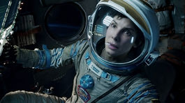 Rok 2013: Herečka Sandra Bullock ako astronautka Ryan Stone vo filme Gravitácia. 