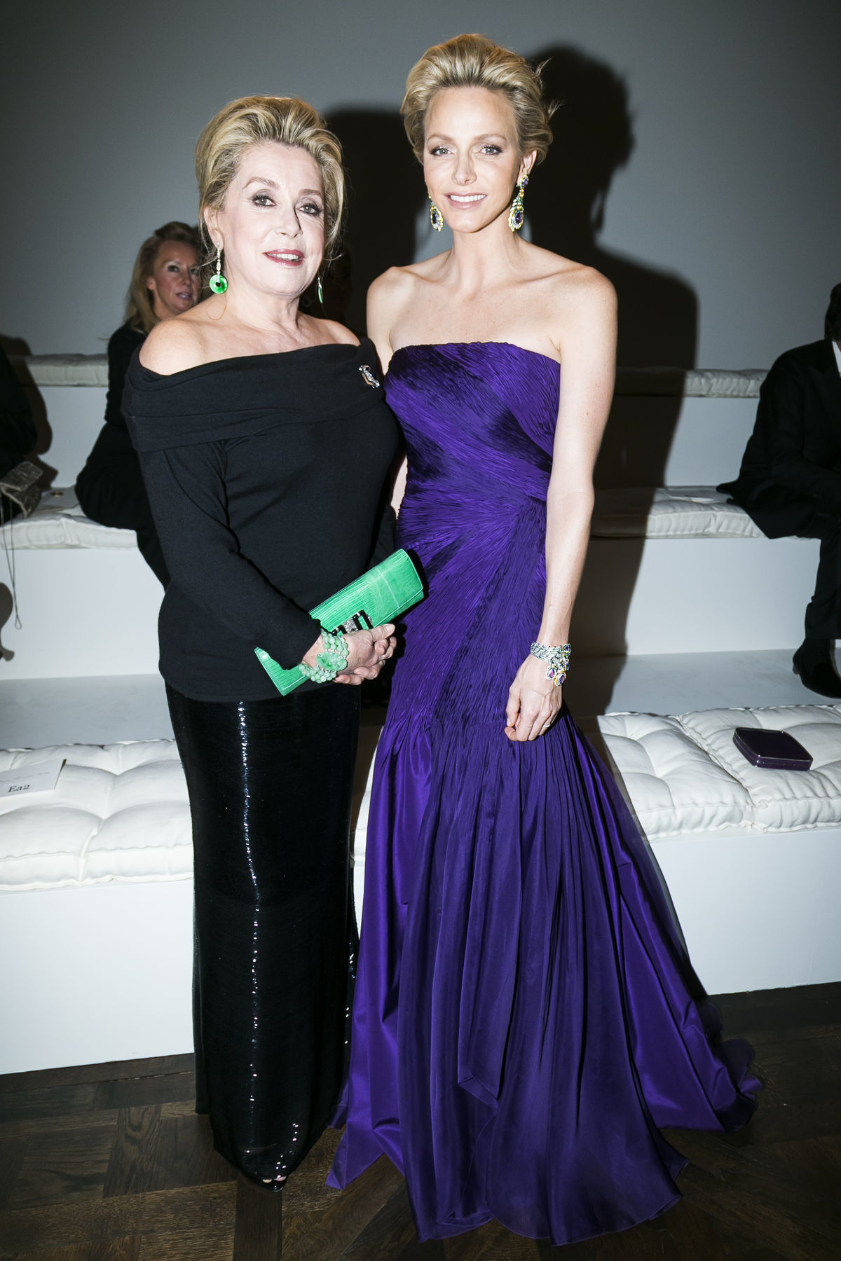 Francúzska herečka Catherine Deneuve (vľavo) a...