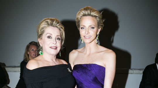 Francúzska herečka Catherine Deneuve (vľavo) a...