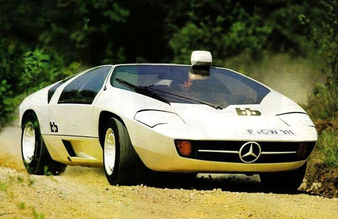 Nádherné kupé poháňal 8-valcový motor s objemom...