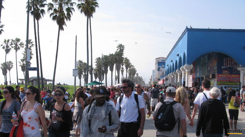 Na Venice Beach sa premelie množstvo turistov.