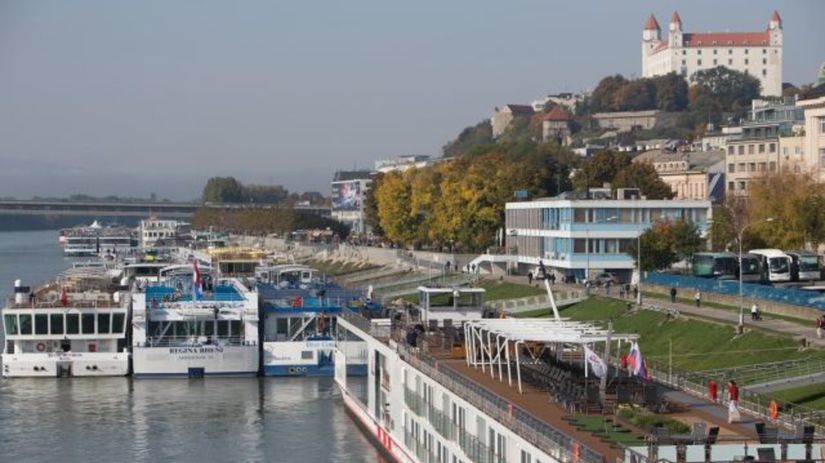 lod, Dunaj, parkovanie, turisti, doprava