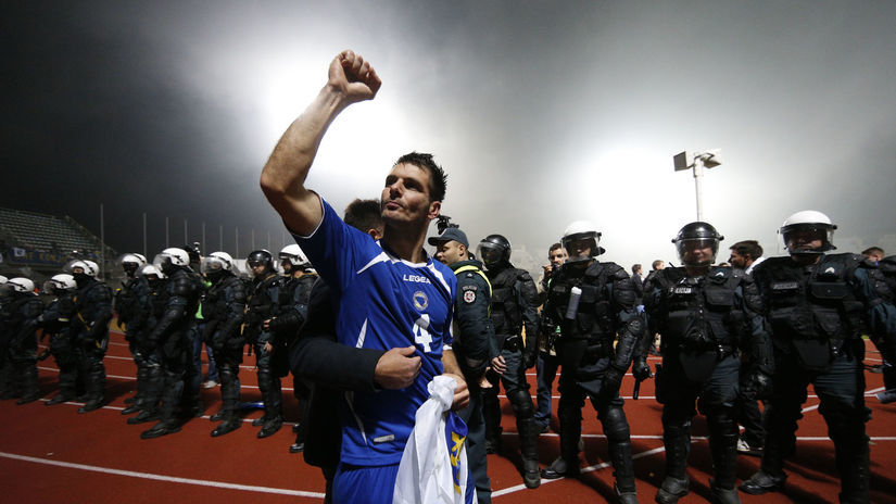 Obranca Bosny Emir Spahič oslavuje s fanúšikmi...