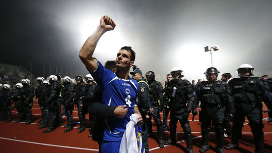 Obranca Bosny Emir Spahič oslavuje s fanúšikmi...