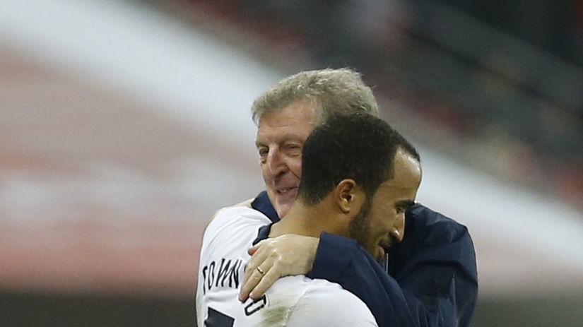 Tréner Anglicka Roy Hodgson v objatí so svojím...