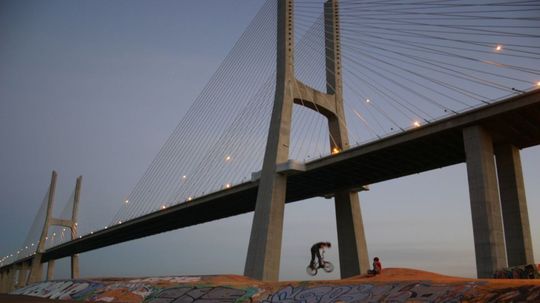 Ponte Vasco da Gama je 17-kilometrový most,...