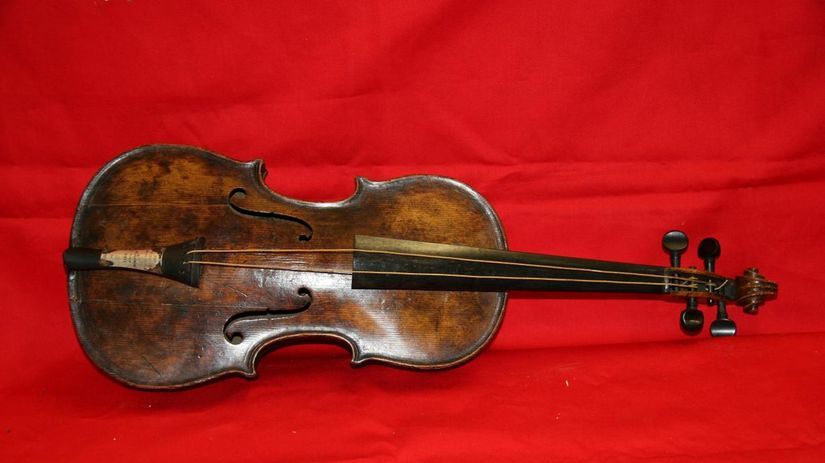 Britain Titanic Violin