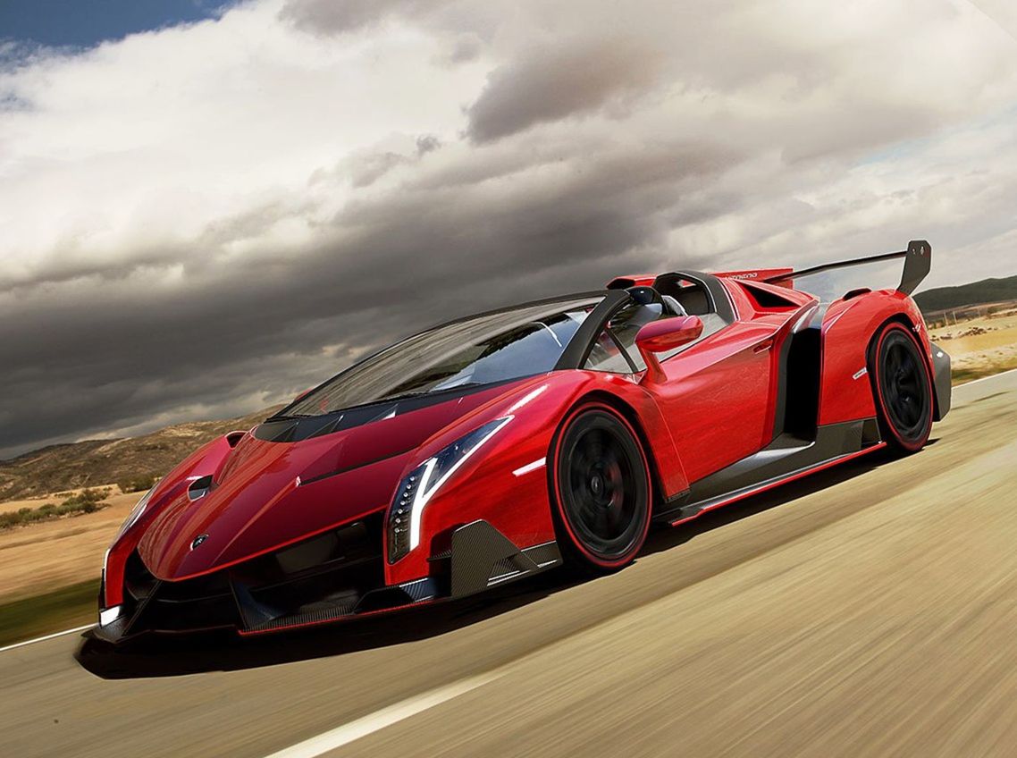 Veneno Roadster chráni posádku len nízkym...