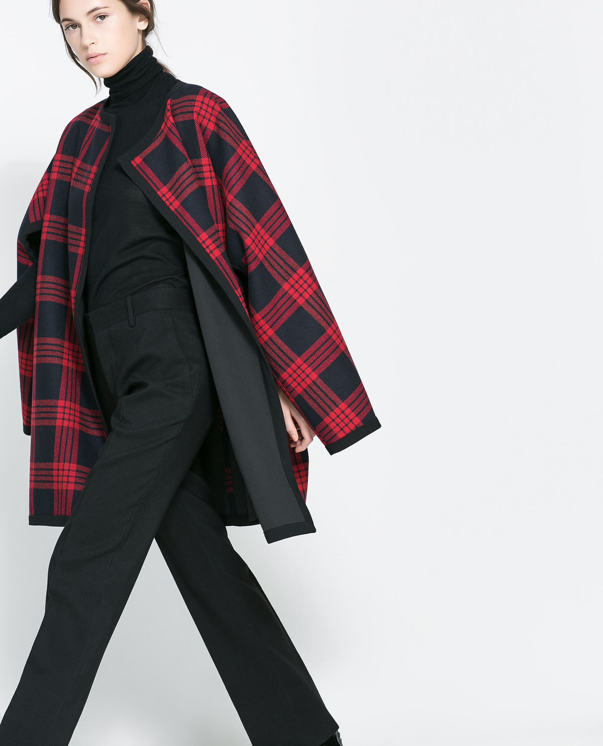 Pelerína v klasickom károvanom vzore - model Zara.