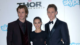 Chris Hemsworth (vľavo) a Tom Hiddleston, Natalie Portman