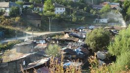 Spôsob bývania Rómov v Kojaticiach je...