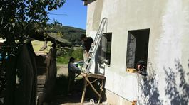 Rómovia sa na výstavbe osobne podieľajú.