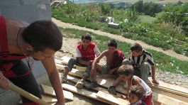 Deti v rómskej osade v Kojaticiach asistujú pri...