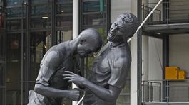 V Dauhe dali odstrániť bronzového Zidana s Materazzim