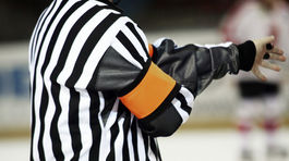 Škandál v Česku! Hokejista neuniesol prehraté buly a sekol rozhodcu