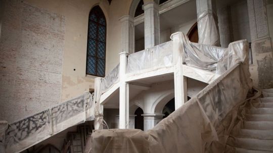 Od hlavného vchodu vedú do vnútorných...