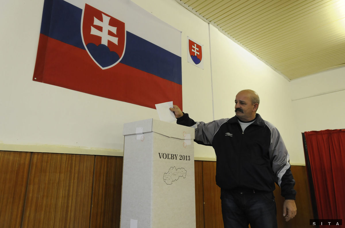 Volič odovzdávajúci svoj hlas na sídlisku Luník...