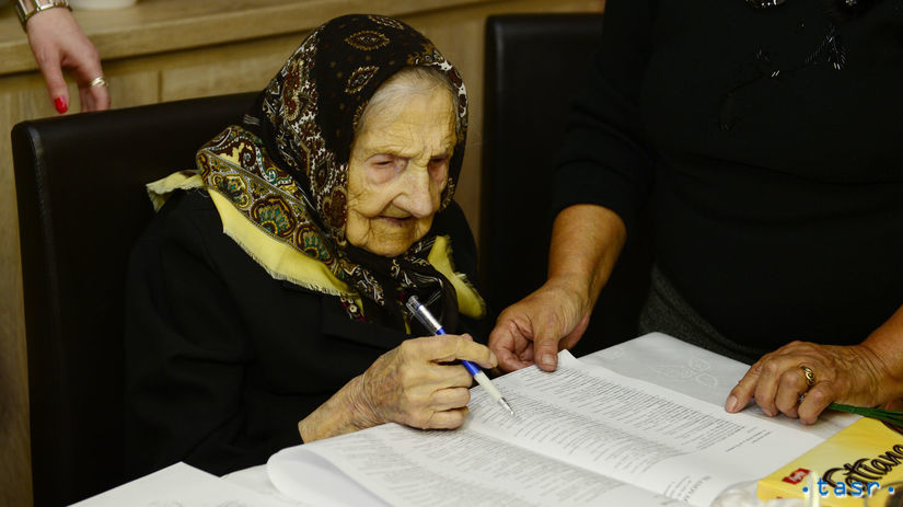 105-ročná Gizela Duždová počas hlasovania 1....