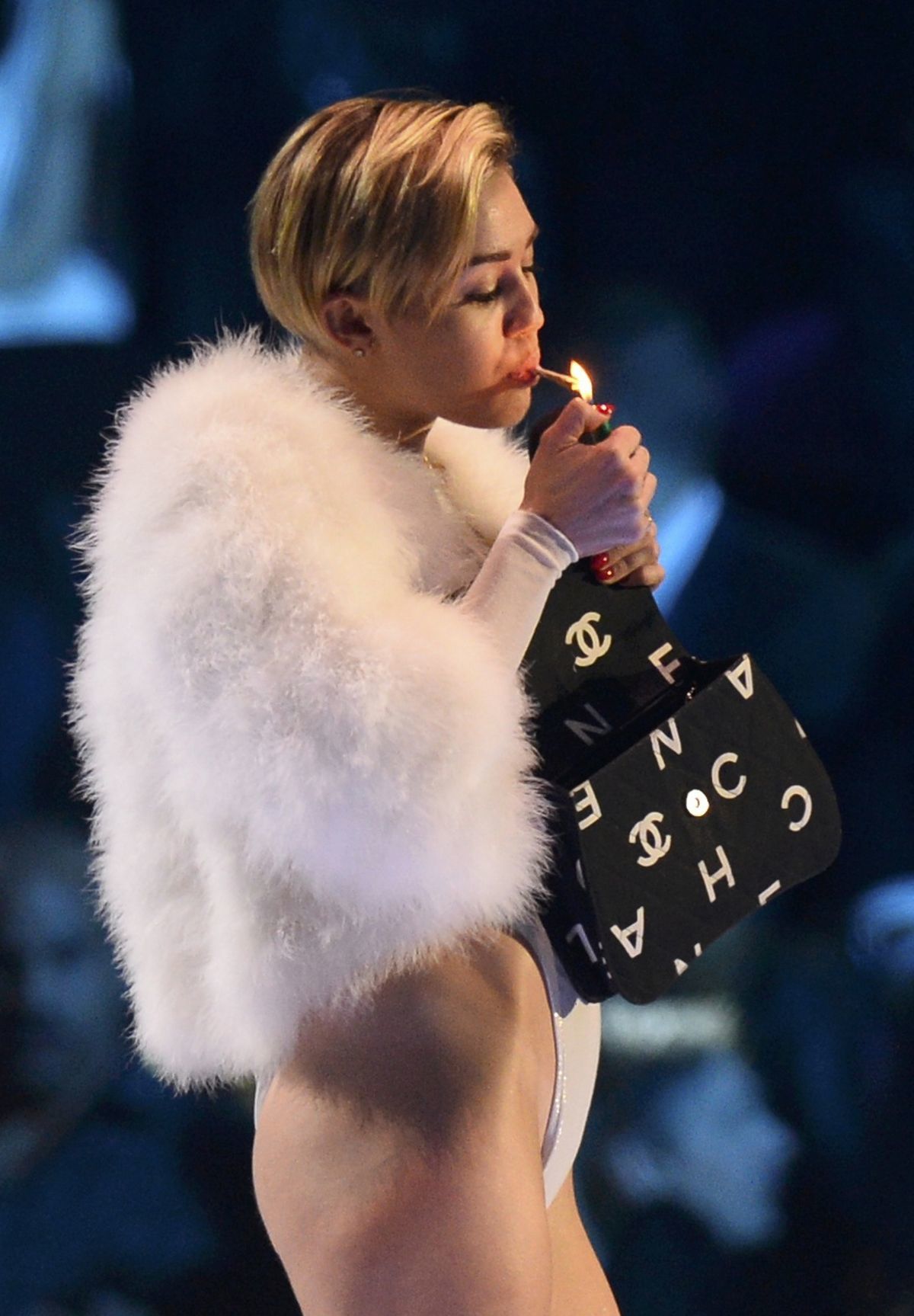Speváčka Miley Cyrus si na udeľovaní cien MTV...
