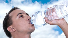 Osobný tréner odporúča: Čo a koľko toho vypiť počas tréningu 