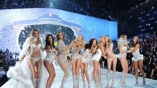 Záverečné defilé krásy a sexepílu na prehliadke...