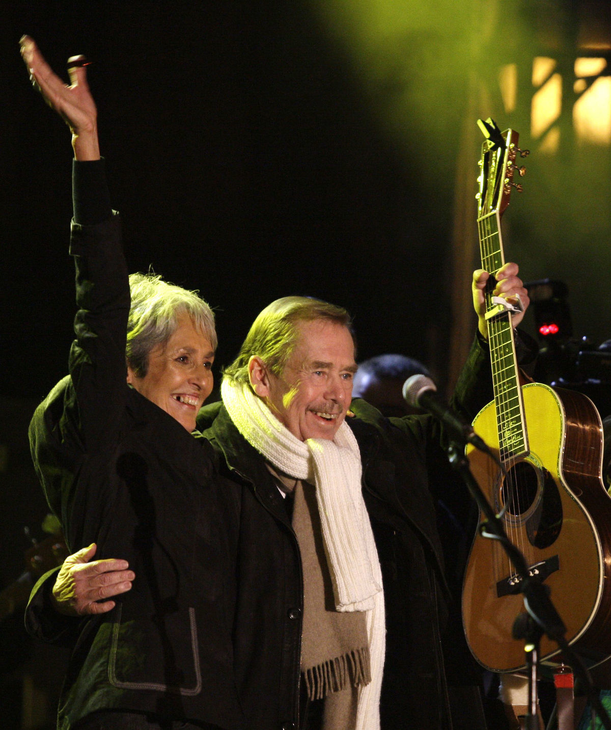 Joan Baezová a Václav Havel na archívnej snímke...