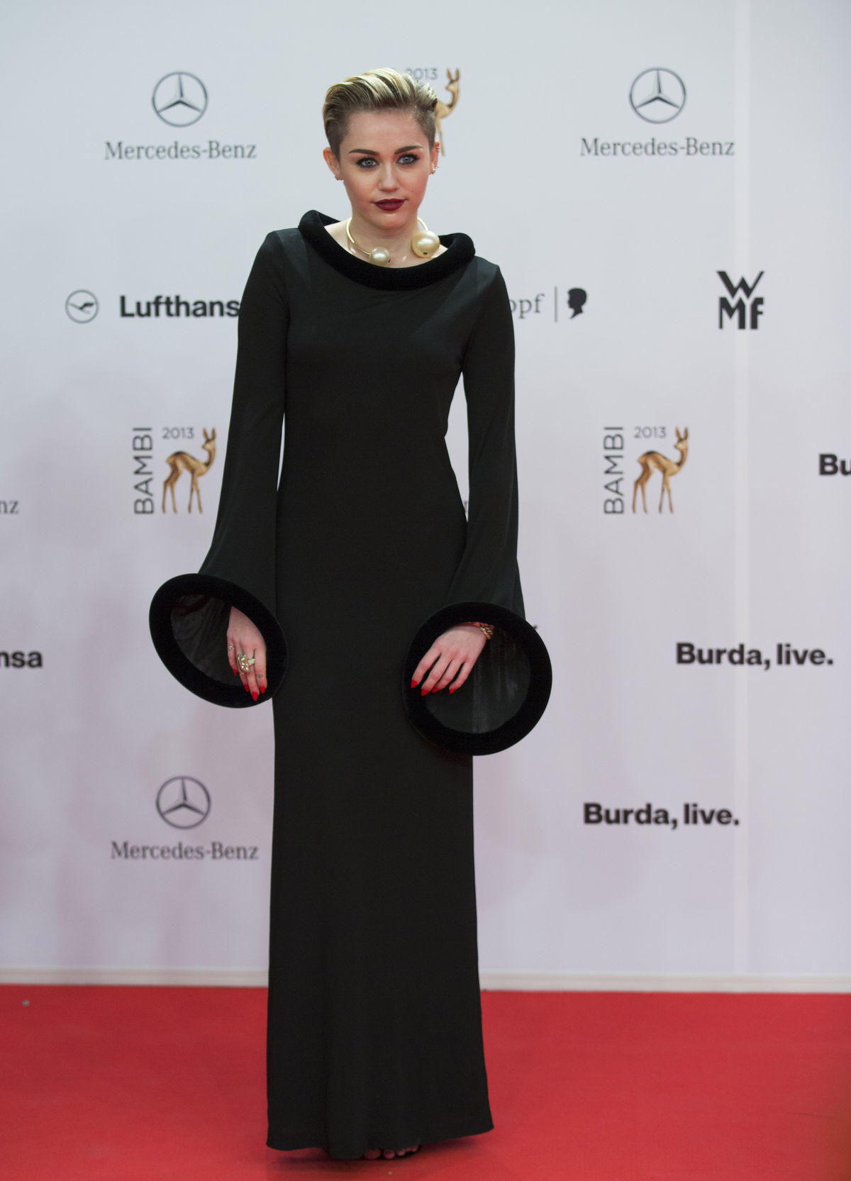 Speváčka Miley Cyrus prichádza na udeľovanie...