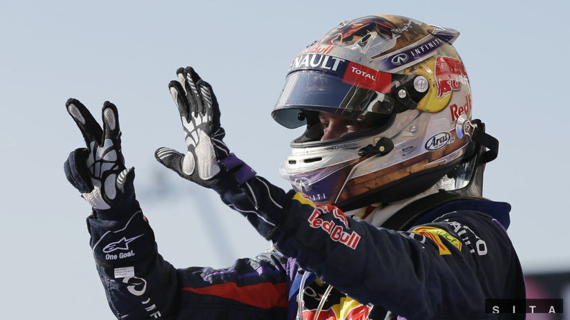 Sebastian Vettel ukazuje na prstoch číslo osem,...