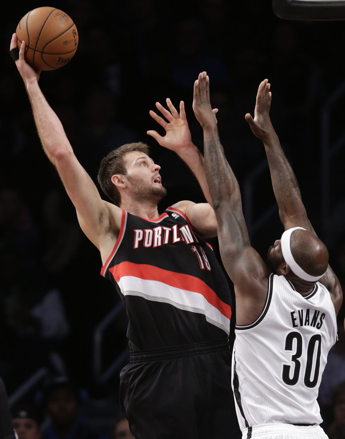 Joel Freeland zakončuje akciu Portlandu.