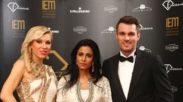 Dizajnérka Rashmi Kumari (v strede) s organizátorkou benefičného večera Gabrielou Drobovou a moderátorom Leošom Marešom. 