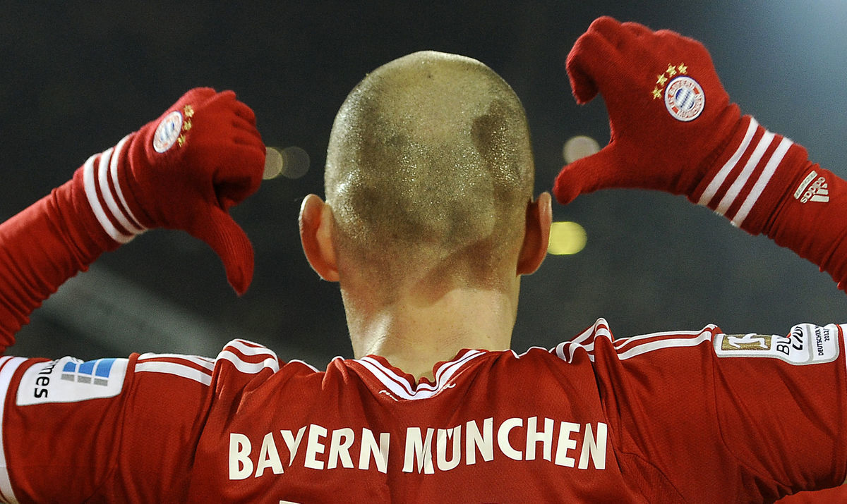 Arjen Robben ukazuje fanúšikom číslo svojho dresu.