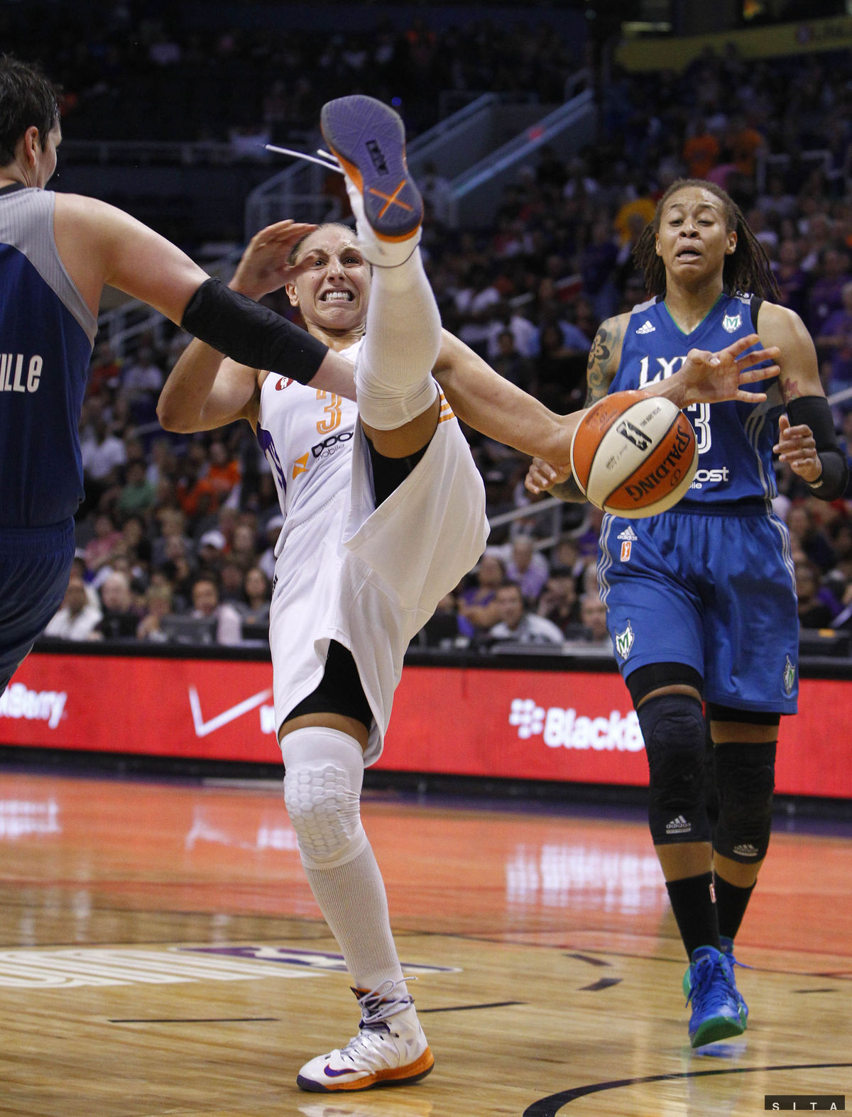 Diana Taurasiová v akcii v drese Phoenixu Mercury.