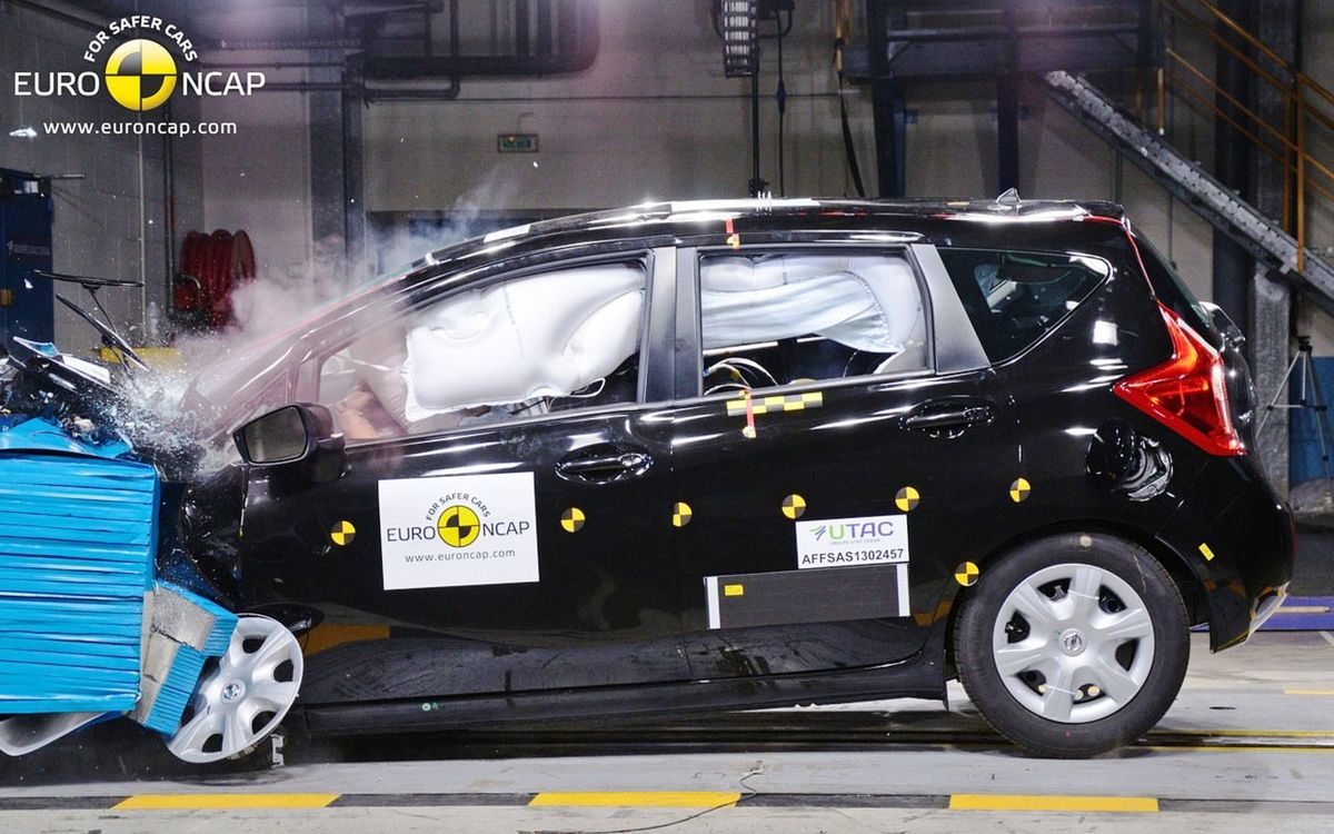 Nissan Note má problémy nielen s chodcami....