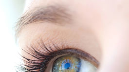 Vyskúšajte letný trend: Prirodzené mihalnice bez maskary! 