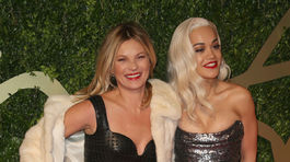 Speváčka Rita Ora (vpravo) s modelkou Kate...