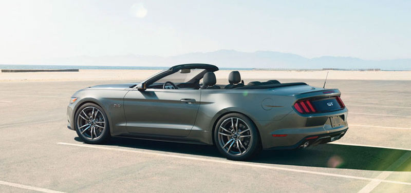 Chýbať nebude ani otvorená verzia Convertible s plátennou
strechou. Má ponúknuť podstatne vyšší akustický komfort a rýchlejšiu
manipuláciu.