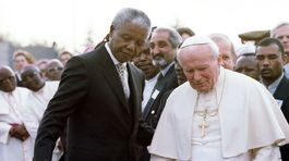 Juhoafrický prezident Nelson Mandela na snímke...