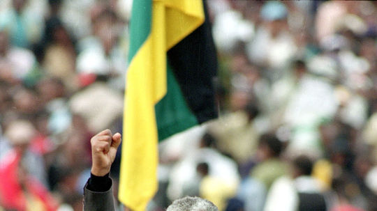 Nelson Mandela na fotografii z roku 1990.