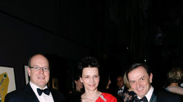 Knieža Albert z Monaka, herečka Juliette Binoche a prezident značky Cartier Stanislas de Quercize.