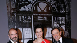 Prezident asociácie národných múzeí Jean-Paul Cluzel, herečka Juliette Binoche a prezident značky Cartier Stanislas de Quercize.