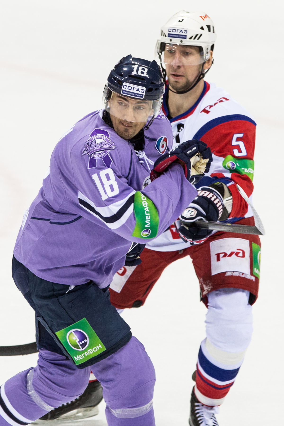 Útočník Slovana Miroslav Šatan (vľavo) a...