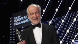 Taliansky herec Toni Servillo pózuje so svojou...