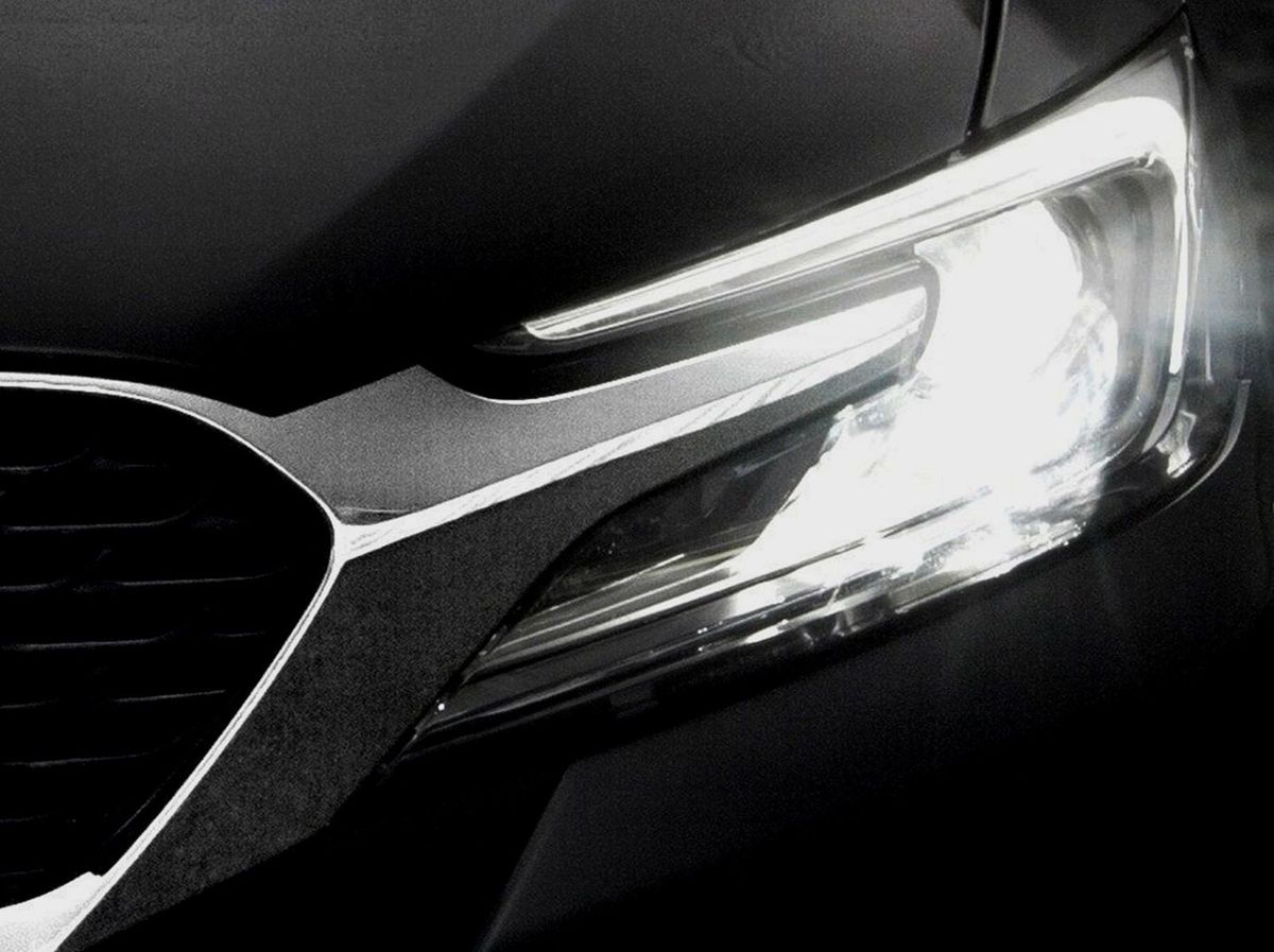 Predný reflektor pripravovaného sedanu je jasne...