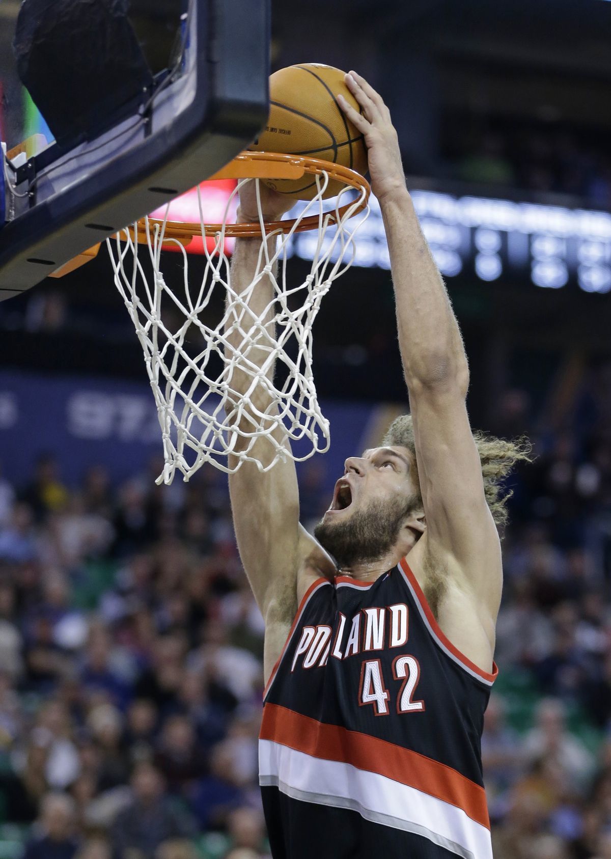 Robin Lopez zakončuje akciu Portlandu.