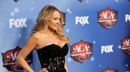 Speváčka Jewel v šatách Jovani. 